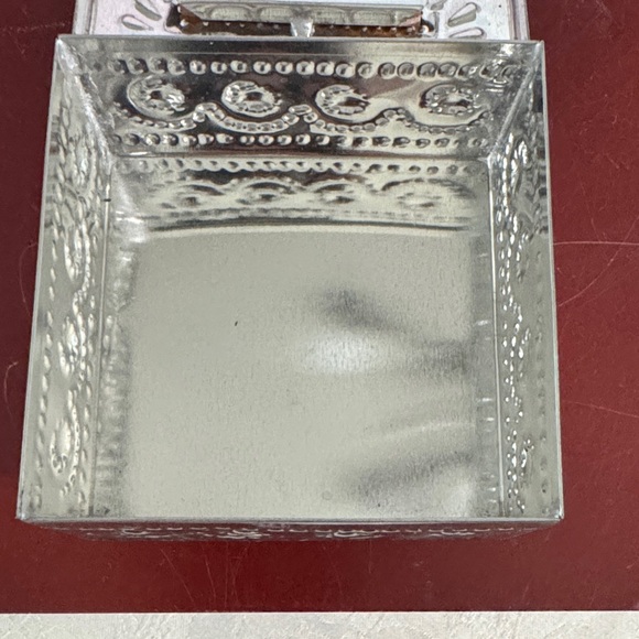 handcrafted Mexican tin jewelry box with a handpainted Talavera ceramic tile - Picture 3 of 10